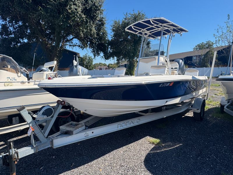 2019 Robalo 206 Cayman