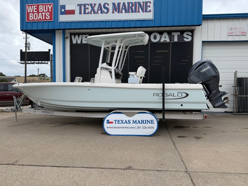 2025 Robalo 246 Cayman