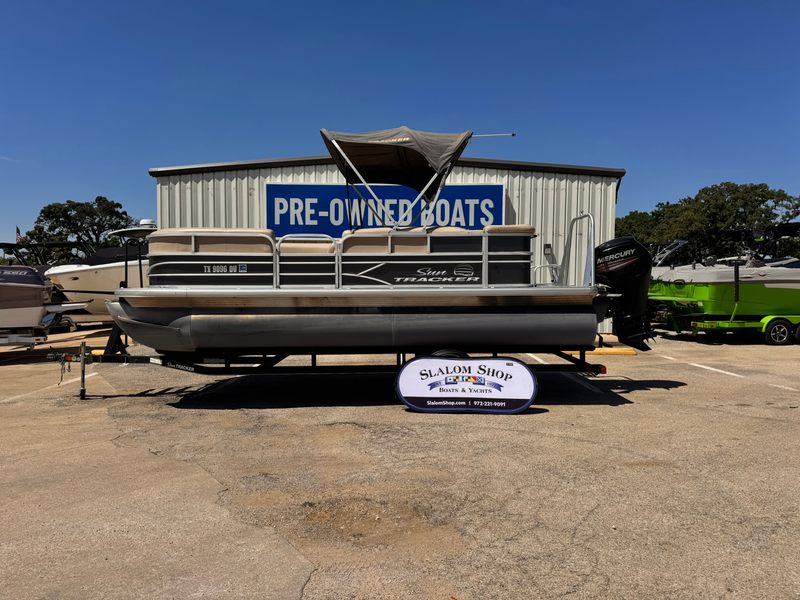 2017 Sun Tracker Party Barge 20 DLX