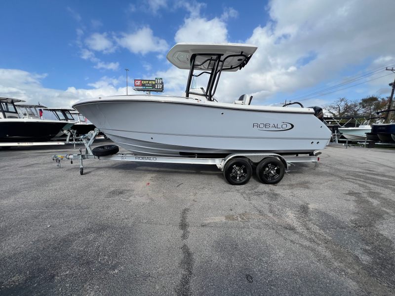 2025 Robalo 230 CC